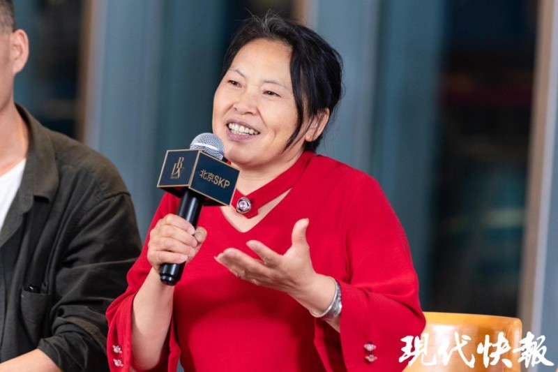 “每种活法都有独特的光芒”，清洁工画家王柳云首部长篇小说出版