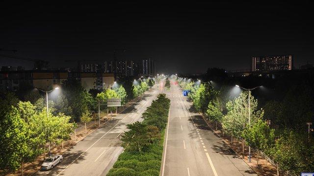 夜幕降临,在北京大兴区一主干道上,路灯格外明亮。晶和科技供图