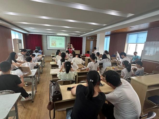 宏葑社区：童心绘祖国，光影传情怀