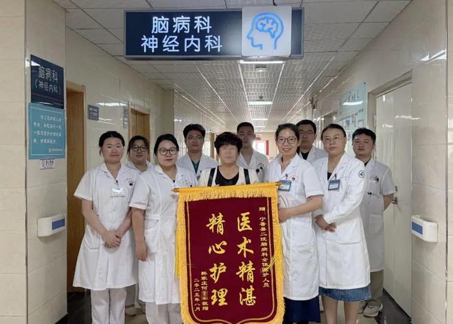 一面锦旗，彰显宁晋县中西医结合医院的专业与温度