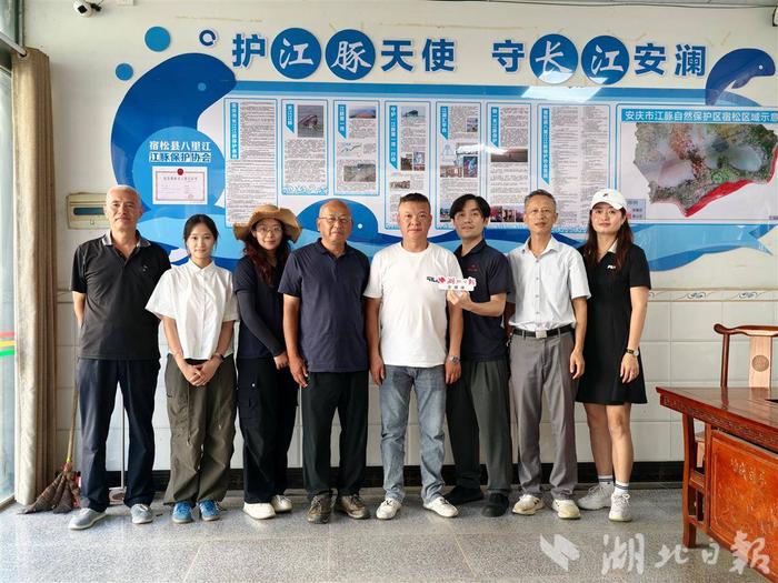 记者和受访者们合影(湖北日报全媒记者 汪子轶 摄)