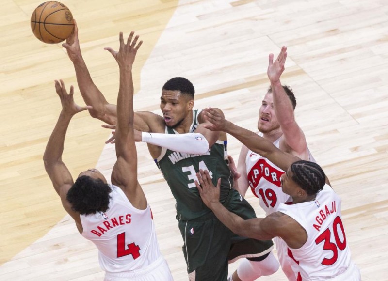 篮球——NBA常规赛：猛龙不敌雄鹿